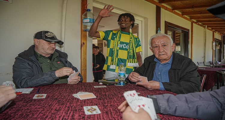 Bursa’nın “Yerli Kamavinga”sı Abdoul Hamid Diallo mahalleleri Brezilya’ya çevirdi