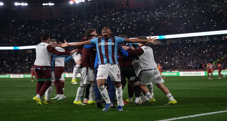 Trabzonspor Olaylı Maçta Galatasaray'ı 2-1 Yenerek Moral Buldu